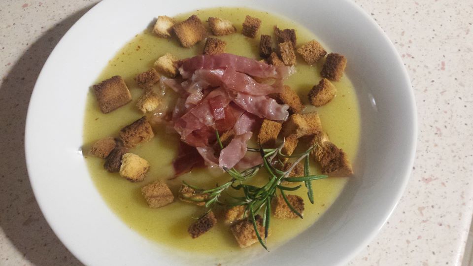 Vellutata di porri, patate e speck con crostini.jpg