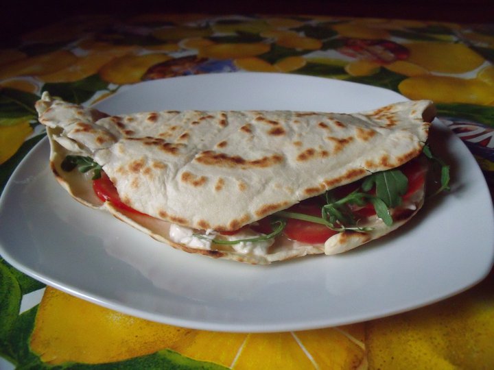 Piadina romagnola farcita.jpg